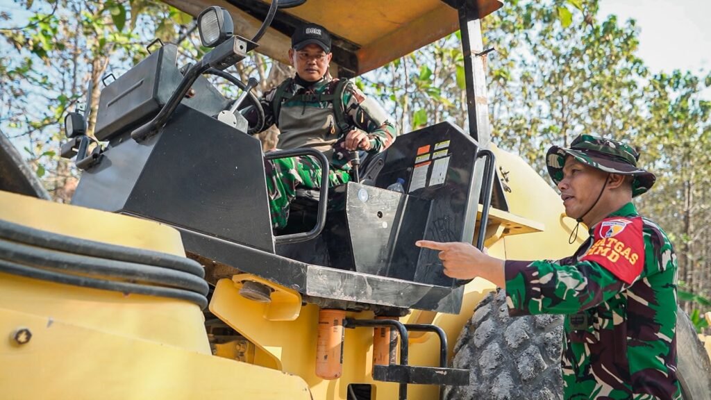 Pastikan kualitas pemadatan jalan, Dansatgas TMMD 129 Kodim 0812/Lamongan sambil menaiki Buldozer berinteraksi langsung dengan operator Pastikan kualitas pemadatan jalan, Dansatgas TMMD 129 Kodim 0812/Lamongan sambil menaiki Buldozer berinteraksi langsung dengan operator