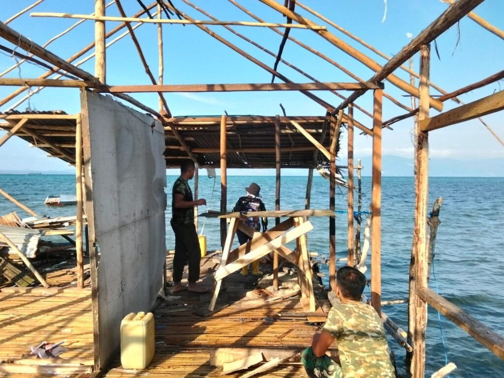 Pembongkaran Dinding dan Atap Tandai Awal Renovasi RTLH Milik Bapak Nardianto Pembongkaran Dinding dan Atap Tandai Awal Renovasi RTLH Milik Bapak Nardianto