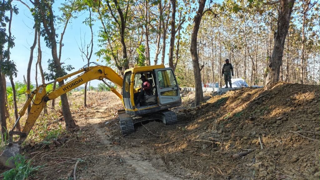 Percepat Finishing Pengerjaan Jalan, Alat Berat Dikerahkan Uruk Bahu Jalan Rabat Beton TMMD 129 Desa Tlemang Percepat Finishing Pengerjaan Jalan, Alat Berat Dikerahkan Uruk Bahu Jalan Rabat Beton TMMD 129 Desa Tlemang