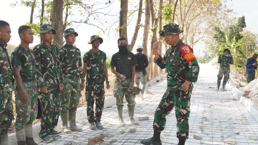 Pastikan Hasil Maksimal, Dansatgas TMMD 129 Terjun Langsung dan Pimpin Briefing Lapangan Kawal Kualitas Pengerjaan Pastikan Hasil Maksimal, Dansatgas TMMD 129 Terjun Langsung dan Pimpin Briefing Lapangan Kawal Kualitas Pengerjaan