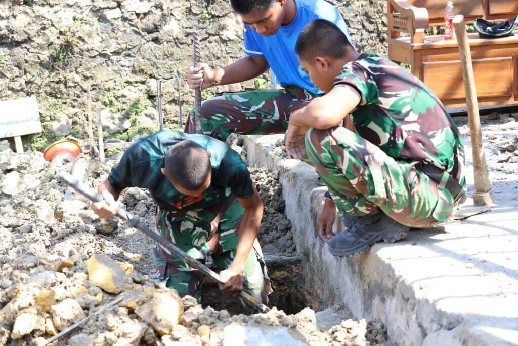 Bahu-Membahu Wujudkan Hunian Layak, Satgas TMMD 129 Mulai Bongkar dan Buat Fondasi Rumah Bapak Sugio Bahu-Membahu Wujudkan Hunian Layak, Satgas TMMD 129 Mulai Bongkar dan Buat Fondasi Rumah Bapak Sugio