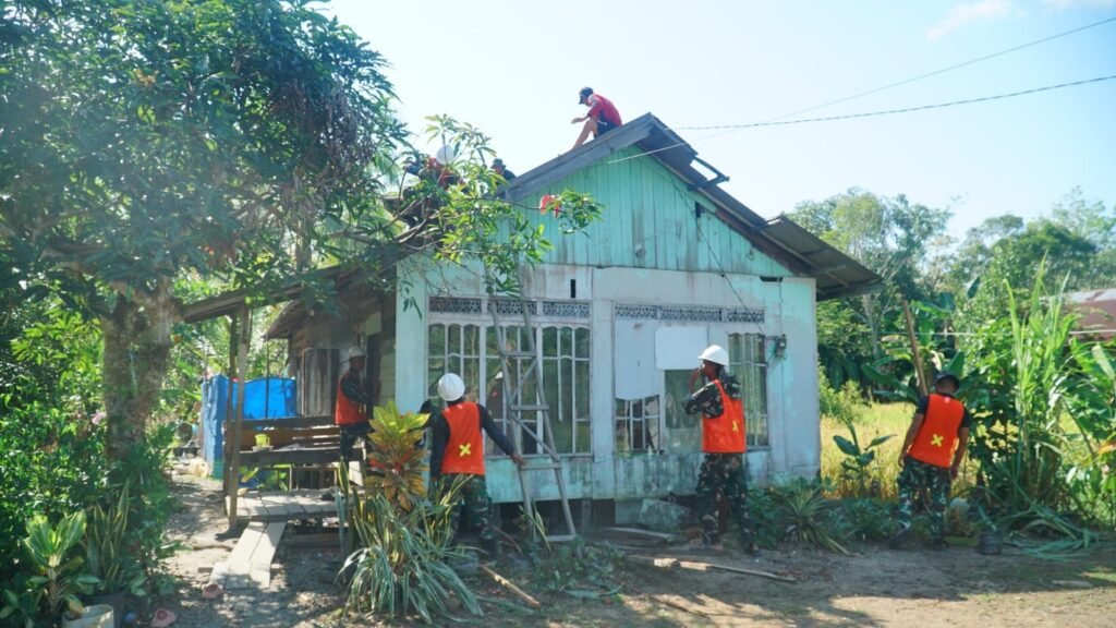Semangat Gotong Royong Warnai Pembongkaran RTLH Sasaran TMMD di Desa Bandar Raya Semangat Gotong Royong Warnai Pembongkaran RTLH Sasaran TMMD di Desa Bandar Raya
