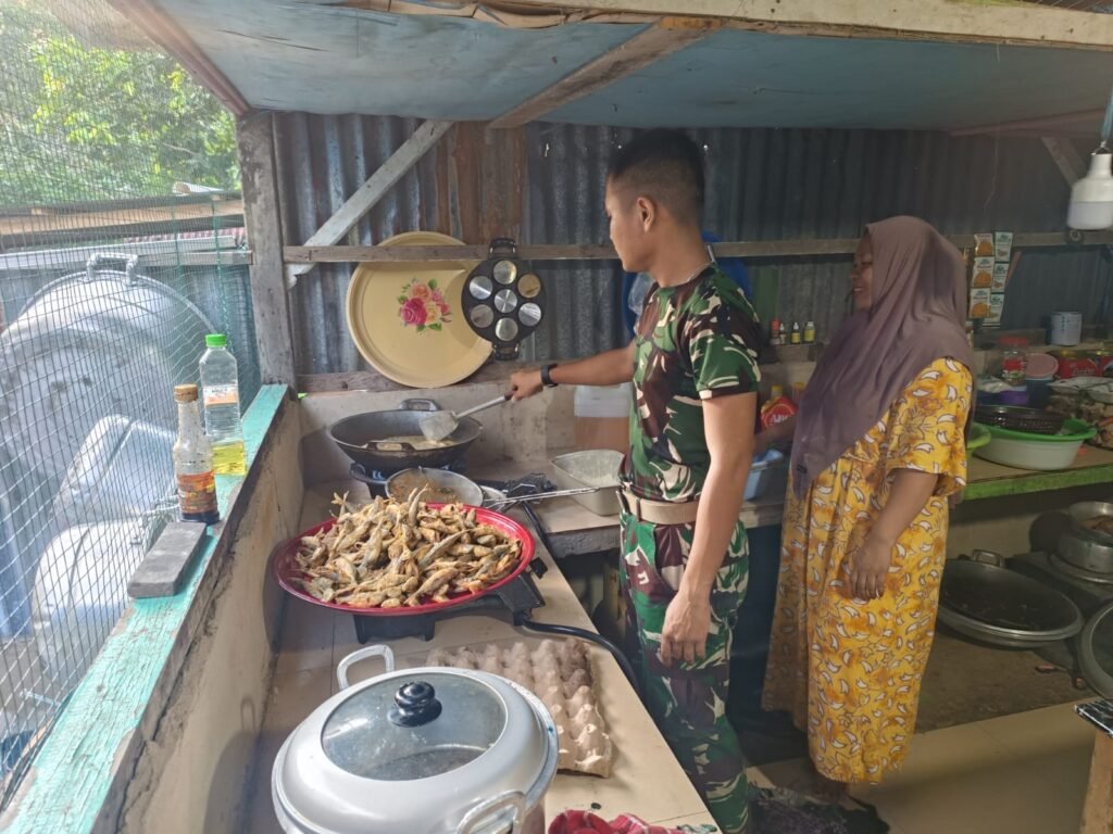 Satgas TMMD ke-129 Kodim 0911/Nunukan Bantu Ibu Sarmina Siapkan Santap Siang, Wujud Nyata Kemanunggalan TNI-Rakyat Satgas TMMD ke-129 Kodim 0911/Nunukan Bantu Ibu Sarmina Siapkan Santap Siang, Wujud Nyata Kemanunggalan TNI-Rakyat