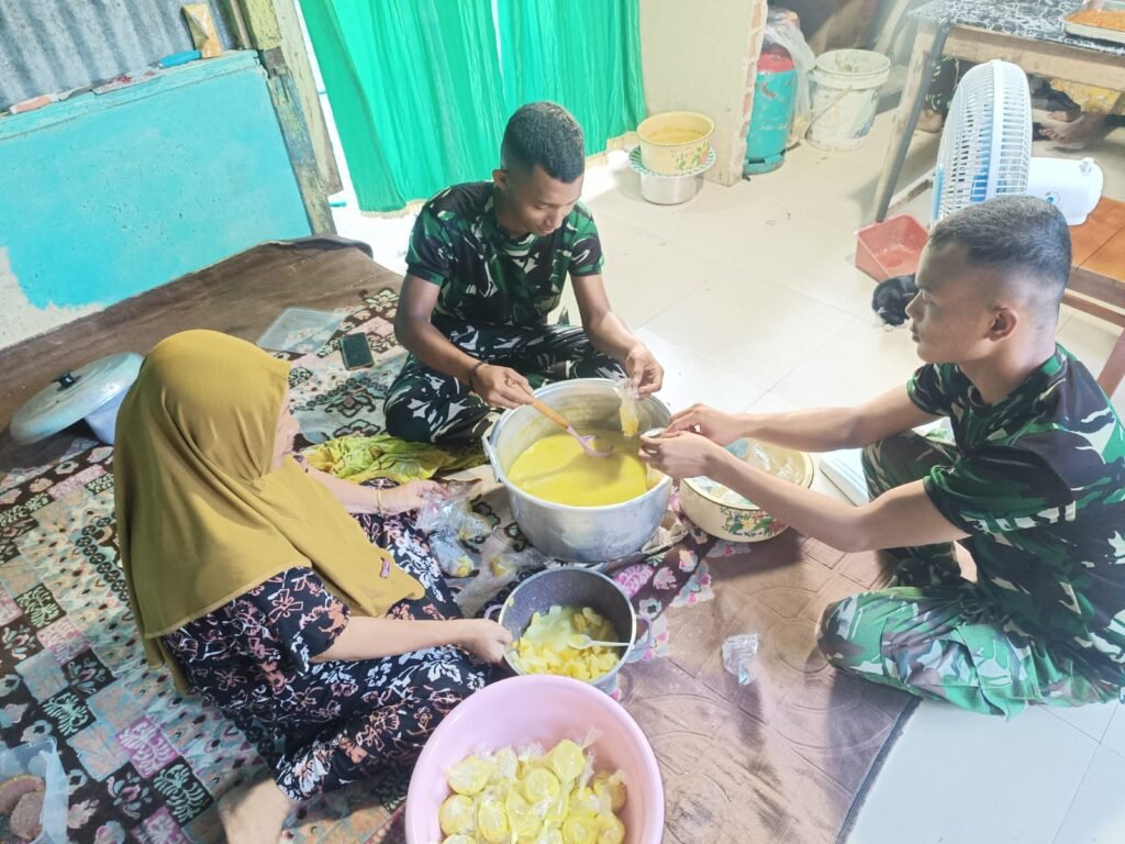 Suasana Kekeluargaan Terjalin di Rumah Ibu Sarmina, Satgas TMMD ke-129 Kodim 0911/Nunukan Ringankan Pekerjaan Dapur Suasana Kekeluargaan Terjalin di Rumah Ibu Sarmina, Satgas TMMD ke-129 Kodim 0911/Nunukan Ringankan Pekerjaan Dapur