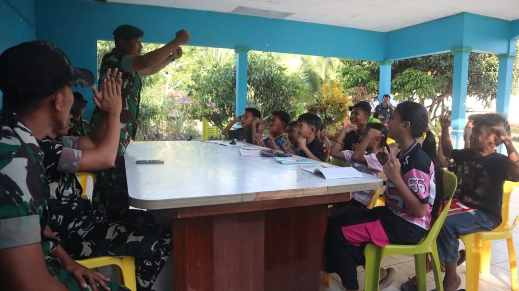 Senang Lihat Pak Tentara Masuk Desanya, Rizki Berharap Kegiatan ‘Belajar Bersama Ceria’ Terus Berlanjut Senang Lihat Pak Tentara Masuk Desanya, Rizki Berharap Kegiatan ‘Belajar Bersama Ceria’ Terus Berlanjut