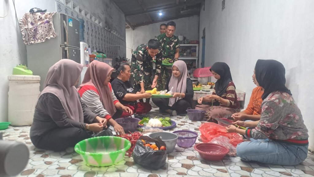 Bangun Kebersamaan Lewat Ngagung, Satgas TMMD Kodim 0413/Bangka Pererat Silaturahmi dengan Warga