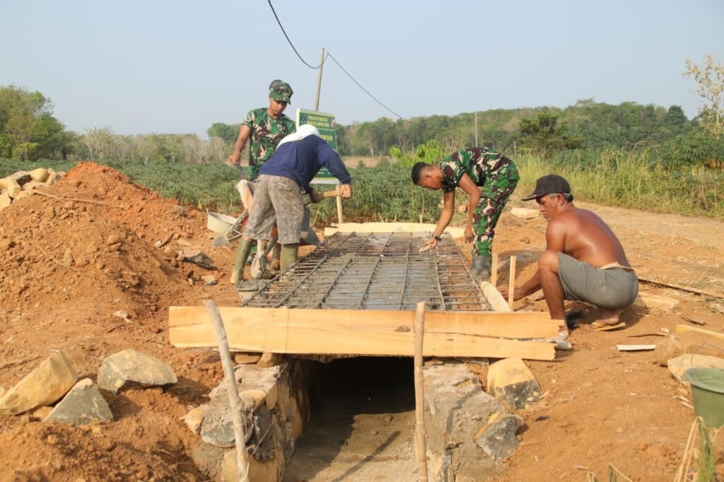 Tampak Kompak, TNI dan Masyarakat Bangun Gorong-gorong di TMMD Ke-129 Kodim 0412/LU