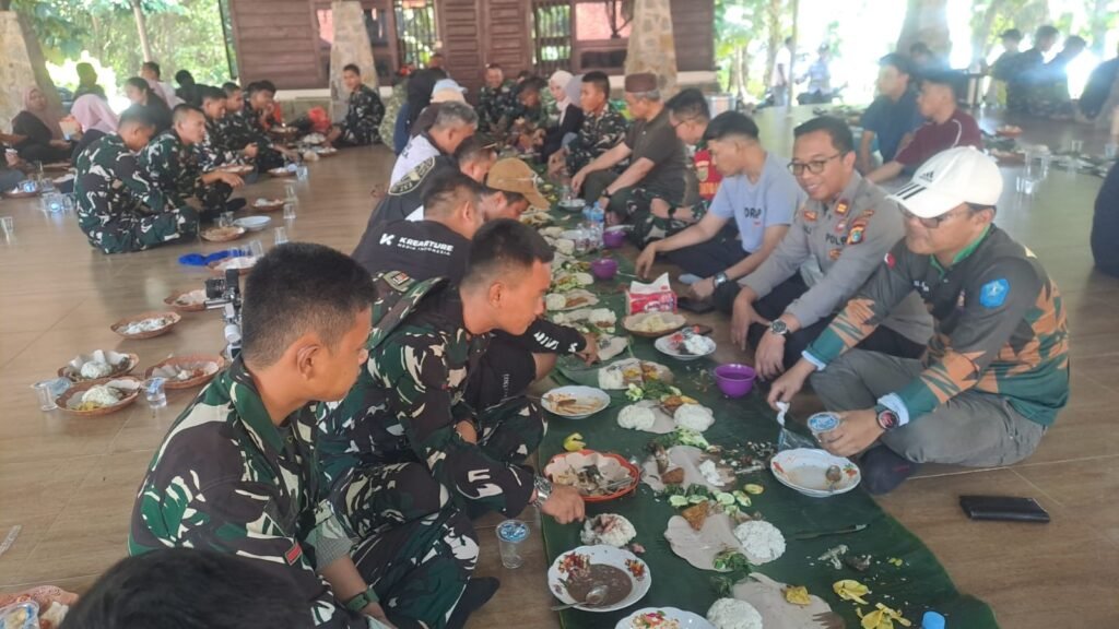 Membangun Kebersamaan melalui Nganggung di TMMD Ke-129 Membangun Kebersamaan melalui Nganggung di TMMD Ke-129