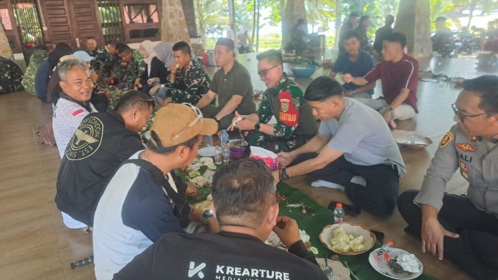 Kegiatan Nganggung Perkuat Tradisi dan Kebersamaan di Deniang Kegiatan Nganggung Perkuat Tradisi dan Kebersamaan di Deniang