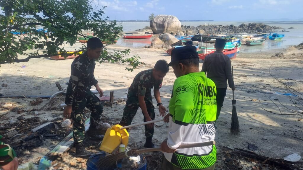 Kolaborasi Bersih-Bersih Pantai oleh TMMD Ke-129 dan Warga Kolaborasi Bersih-Bersih Pantai oleh TMMD Ke-129 dan Warga