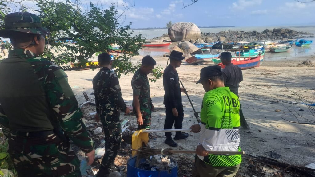Kerja Bakti Satgas TMMD ke-129 di Pantai Pulau Tiga Bio untuk Dukung Wisata