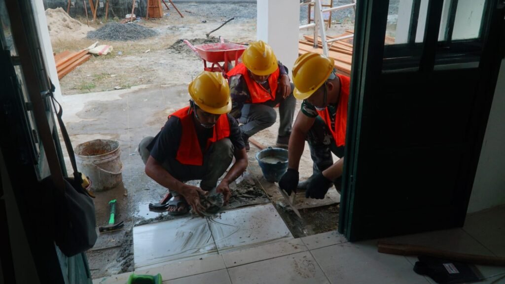 Musholla Darul Iman Masuki Tahap Finishing, Satgas TMMD Ke-129 Mulai Pasang Keramik