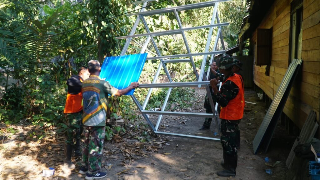 Gotong Royong TNI dan Warga Bandaraya Rakit MCK Sasaran 4 TMMD