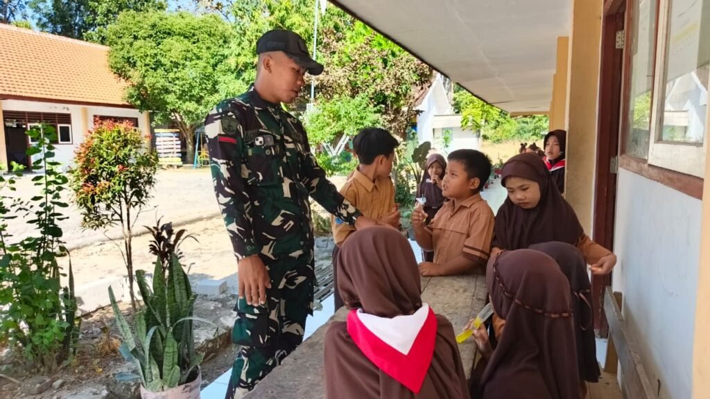 Kedekatan Satgas TMMD dan Pelajar SDN 2 Tlemang Pererat Kemanunggalan TNI dengan Generasi Muda Kedekatan Satgas TMMD dan Pelajar SDN 2 Tlemang Pererat Kemanunggalan TNI dengan Generasi Muda