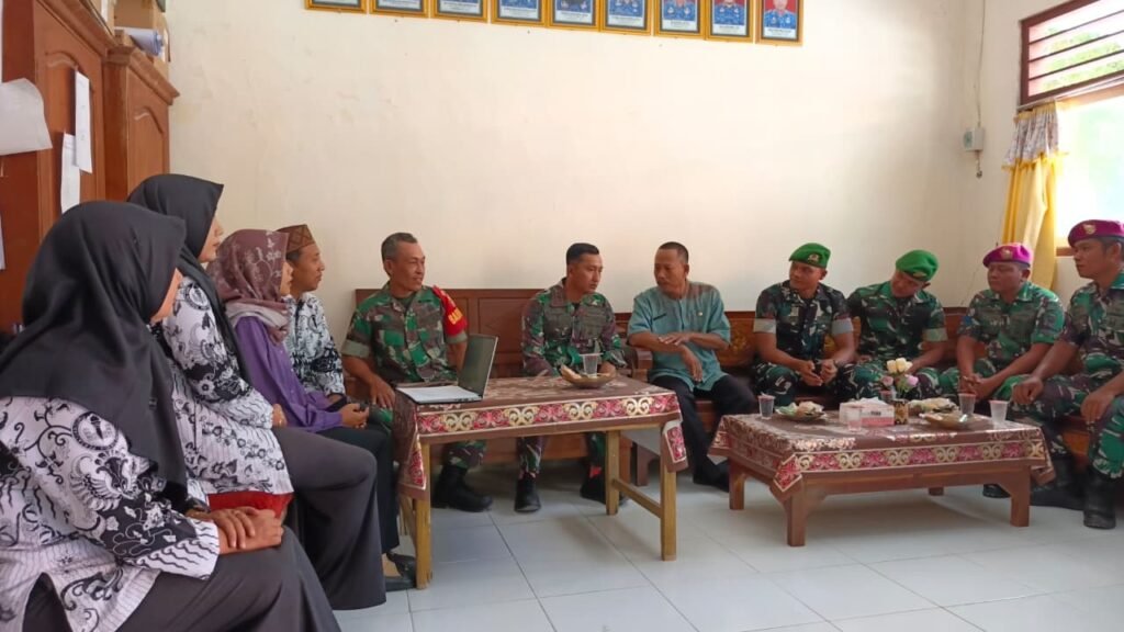 Danton Satgas TMMD Bahas Penanaman Disiplin dan Wawasan Kebangsaan Bersama Guru SDN 2 Tlemang Danton Satgas TMMD Bahas Penanaman Disiplin dan Wawasan Kebangsaan Bersama Guru SDN 2 Tlemang