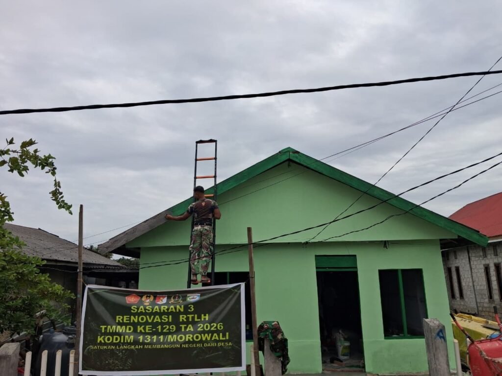 Satgas TMMD Ke-129 Lanjutkan Pengecatan Dinding Luar RTLH Milik Bapak Suhardin Satgas TMMD Ke-129 Lanjutkan Pengecatan Dinding Luar RTLH Milik Bapak Suhardin