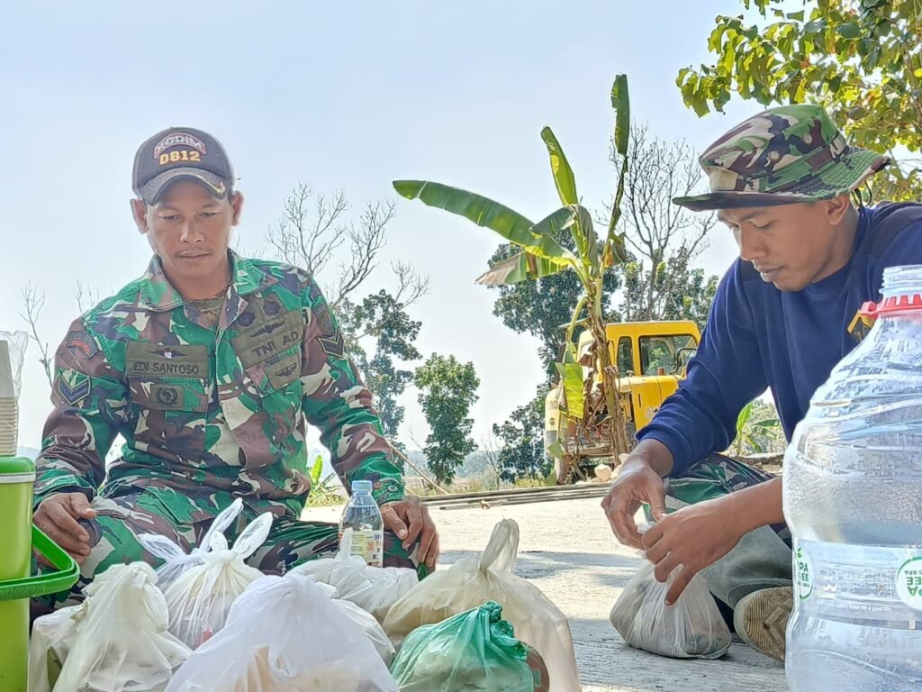 Kepedulian Warga Desa Tlemang Jadi Penyemangat Satgas TMMD 129 Menuntaskan Pembangunan Kepedulian Warga Desa Tlemang Jadi Penyemangat Satgas TMMD 129 Menuntaskan Pembangunan