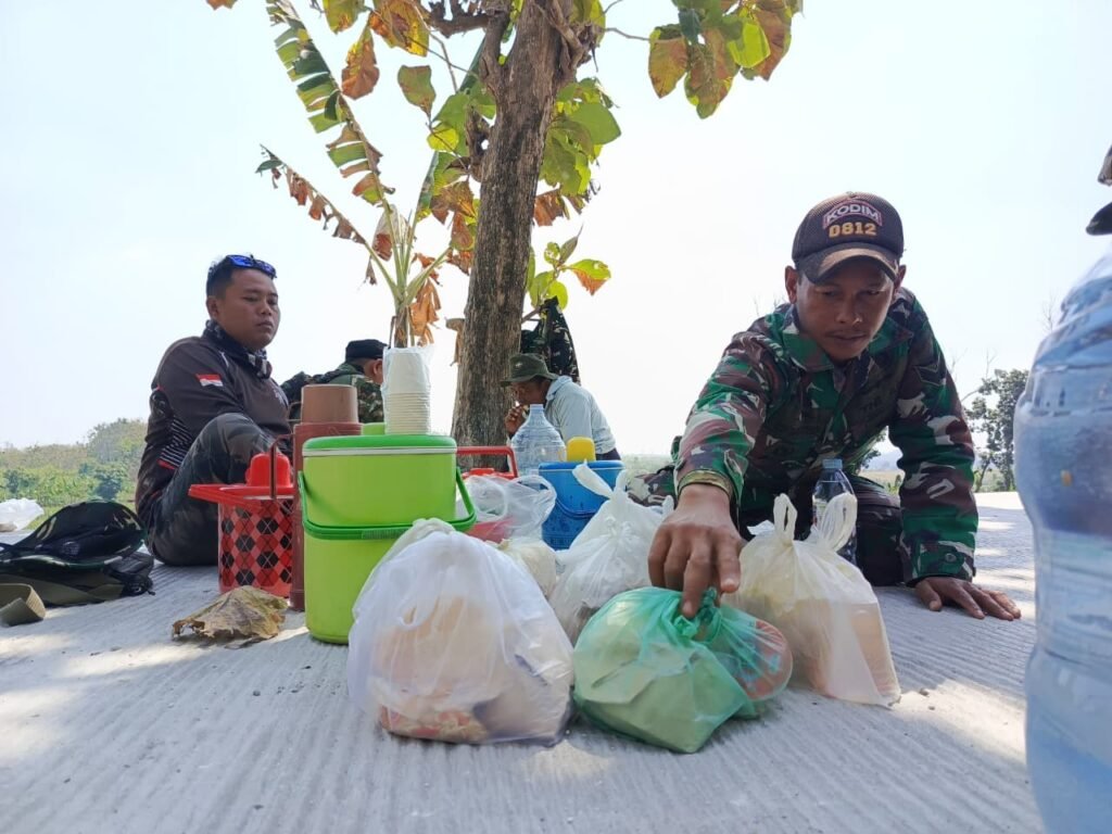 Istirahat Siang Satgas TMMD Jadi Ajang Pererat Kemanunggalan TNI dan Warga Desa Tlemang Istirahat Siang Satgas TMMD Jadi Ajang Pererat Kemanunggalan TNI dan Warga Desa Tlemang