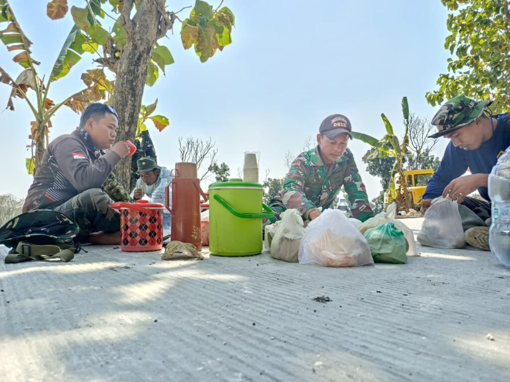 Suguhan Sederhana Warga Desa Tlemang Wujud Apresiasi atas Pengabdian Satgas TMMD 129 Suguhan Sederhana Warga Desa Tlemang Wujud Apresiasi atas Pengabdian Satgas TMMD 129