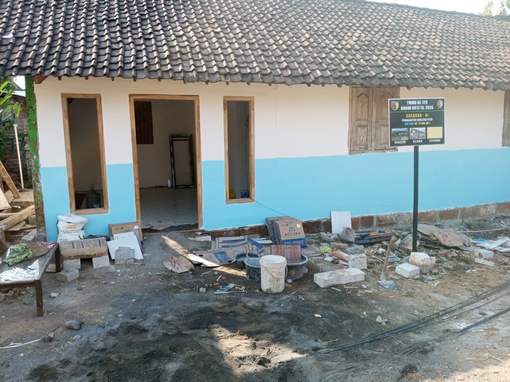 Satgas TMMD Ke-129 Kodim 0813/Bojonegoro Kerjakan Lantai RTLH Milik Ibu Tini Satgas TMMD Ke-129 Kodim 0813/Bojonegoro Kerjakan Lantai RTLH Milik Ibu Tini