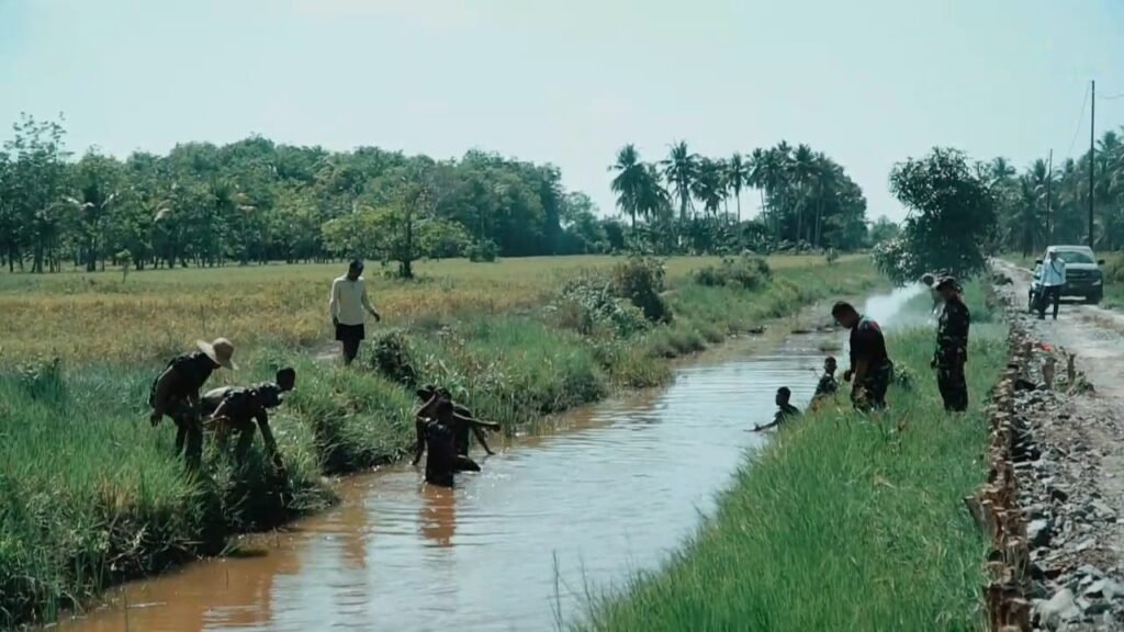 Gotong Royong Satgas TMMD dan Warga, Saluran Air Kampung Patin Dibersihkan Gotong Royong Satgas TMMD dan Warga, Saluran Air Kampung Patin Dibersihkan