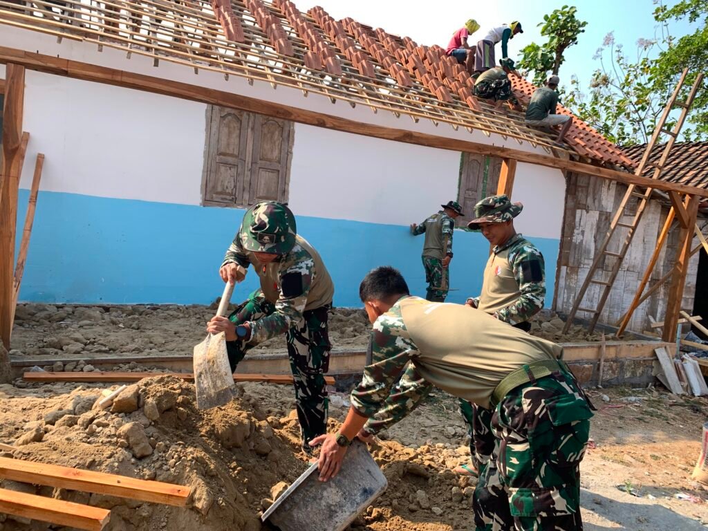 Gotong Royong Satgas dan Warga Percepat Pemasangan Genteng RTLH Bu Tini Gotong Royong Satgas dan Warga Percepat Pemasangan Genteng RTLH Bu Tini