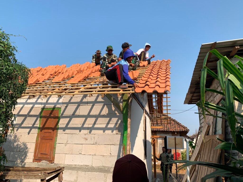 Atap Mulai Tertutup Genteng, Rumah Bu Tini Kian Kokoh dalam Program TMMD ke-129 Atap Mulai Tertutup Genteng, Rumah Bu Tini Kian Kokoh dalam Program TMMD ke-129