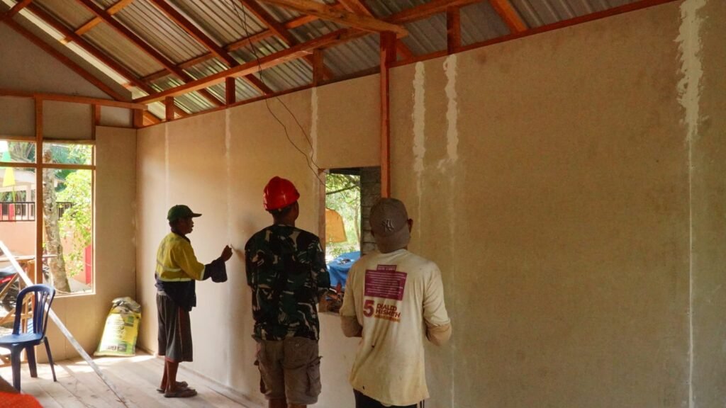 Gotong Royong Pendempulan Dinding RTLH, Satgas TMMD dan Warga Percepat Pembangunan