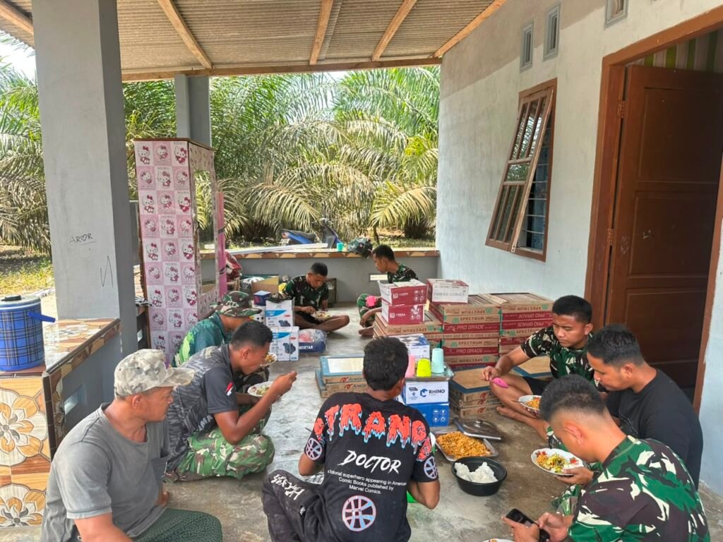 Makan Siang Bersama, Satgas TMMD 129 Kodim Bangka dan Pemilik RTLH Makin Akrab Makan Siang Bersama, Satgas TMMD 129 Kodim Bangka dan Pemilik RTLH Makin Akrab