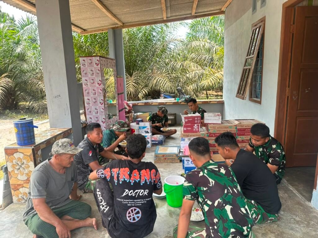 Teras Rumah Jadi Tempat Kebersamaan, Satgas TMMD 129 Kodim Bangka Makan Siang Bersama Warga Deniang Teras Rumah Jadi Tempat Kebersamaan, Satgas TMMD 129 Kodim Bangka Makan Siang Bersama Warga Deniang
