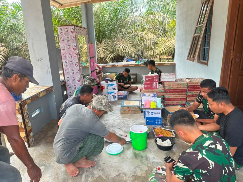 Kehangatan Makan Bersama Warnai Pelaksanaan TMMD 129 Kodim Bangka di Desa Deniang Kehangatan Makan Bersama Warnai Pelaksanaan TMMD 129 Kodim Bangka di Desa Deniang