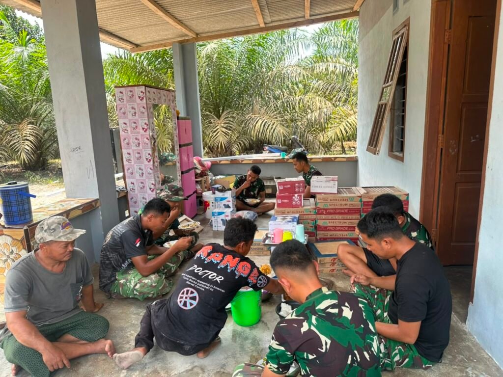 Satgas TMMD 129 Kodim Bangka Berbaur Tanpa Sekat, Makan Siang Bersama Pemilik RTLH Satgas TMMD 129 Kodim Bangka Berbaur Tanpa Sekat, Makan Siang Bersama Pemilik RTLH