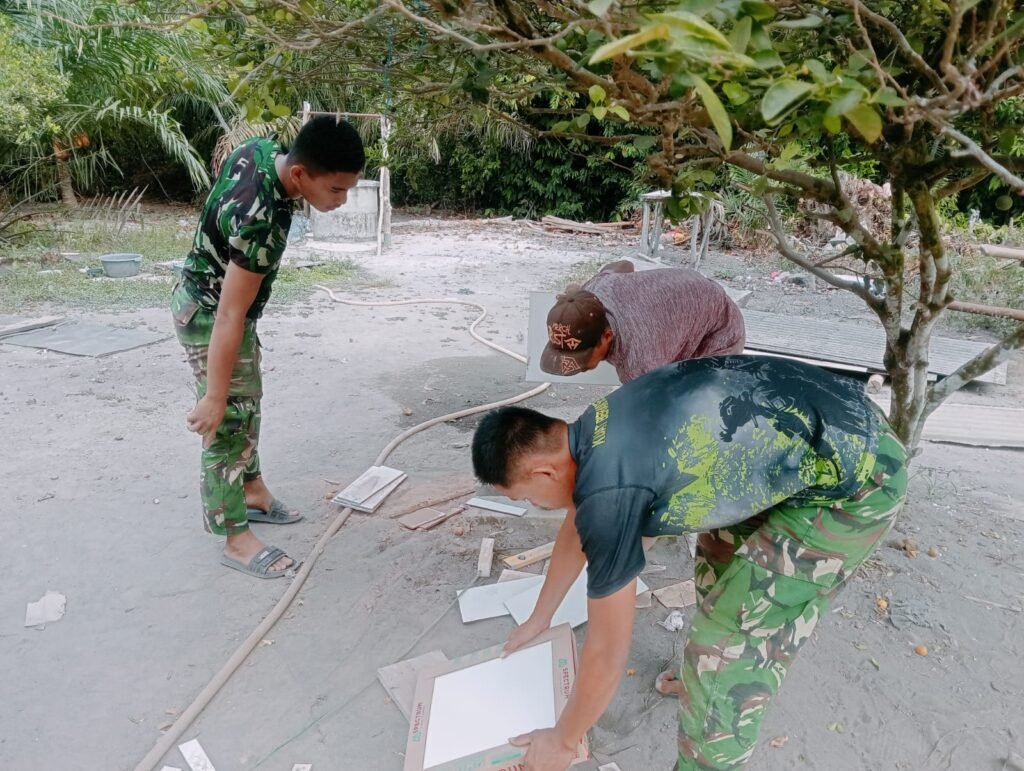 Rumah Pak Ardiansyah Makin Kokoh, Satgas TMMD 129 Kodim 0413/Bangka Kebat Pemasangan Rangka Atap Rumah Pak Ardiansyah Makin Kokoh, Satgas TMMD 129 Kodim 0413/Bangka Kebat Pemasangan Rangka Atap