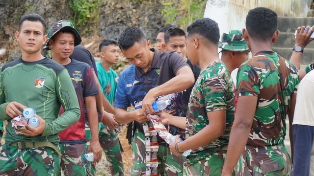 Jaga Stamina Personel, Satgas TMMD Ke-129 Bagikan Minuman dan Susu Jaga Stamina Personel, Satgas TMMD Ke-129 Bagikan Minuman dan Susu