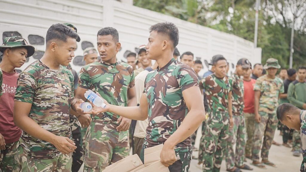 Jaga Kebugaran, Satgas TMMD Ke-129 Bagikan Minuman kepada Anggota Jaga Kebugaran, Satgas TMMD Ke-129 Bagikan Minuman kepada Anggota