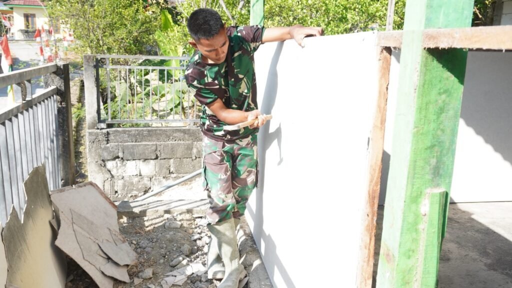 TMMD Ke-129 Kodim 0812/Lamongan: Sentuhan Kasibot dan Kayu Anggota Satgas Baharui Pagar Mushola Desa Tlemang TMMD Ke-129 Kodim 0812/Lamongan: Sentuhan Kasibot dan Kayu Anggota Satgas Baharui Pagar Mushola Desa Tlemang