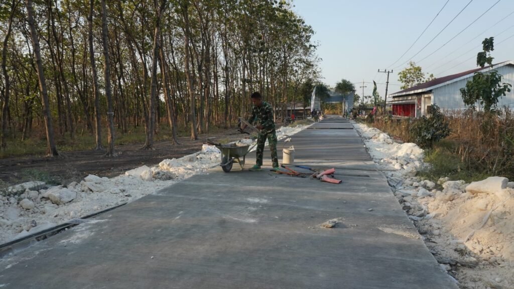 Melawan Terik demi Harapan Desa: Satgas TMMD 0812 Lakukan Penyempurnaan Detail Jalan Beton Tlemang Melawan Terik demi Harapan Desa: Satgas TMMD 0812 Lakukan Penyempurnaan Detail Jalan Beton Tlemang