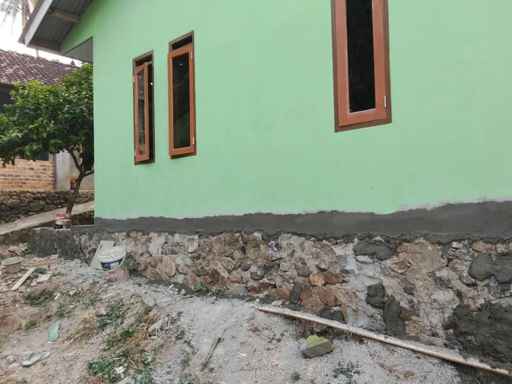 Menjelang Rampung, Satgas TMMD Rapikan Teras Rumah Bapak Syahrul di Jalan Nangka Menjelang Rampung, Satgas TMMD Rapikan Teras Rumah Bapak Syahrul di Jalan Nangka
