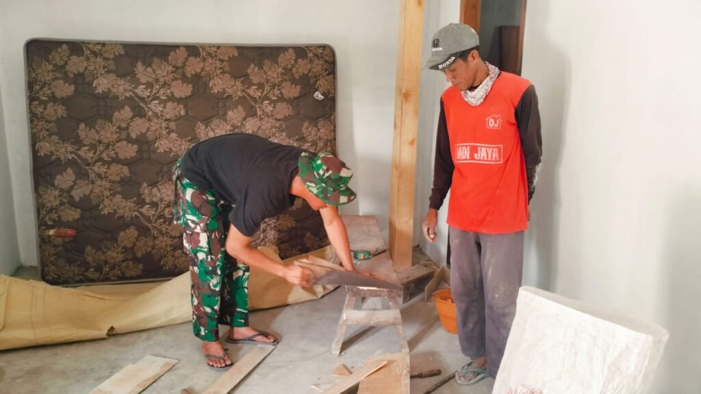 Presisi Jemari Prajurit satgas TMMD ke 129 Kodim 0812 Lamongan: Ukir Harapan Rumah Layak Bagi Warga Desa Tlemang Presisi Jemari Prajurit satgas TMMD ke 129 Kodim 0812 Lamongan: Ukir Harapan Rumah Layak Bagi Warga Desa Tlemang