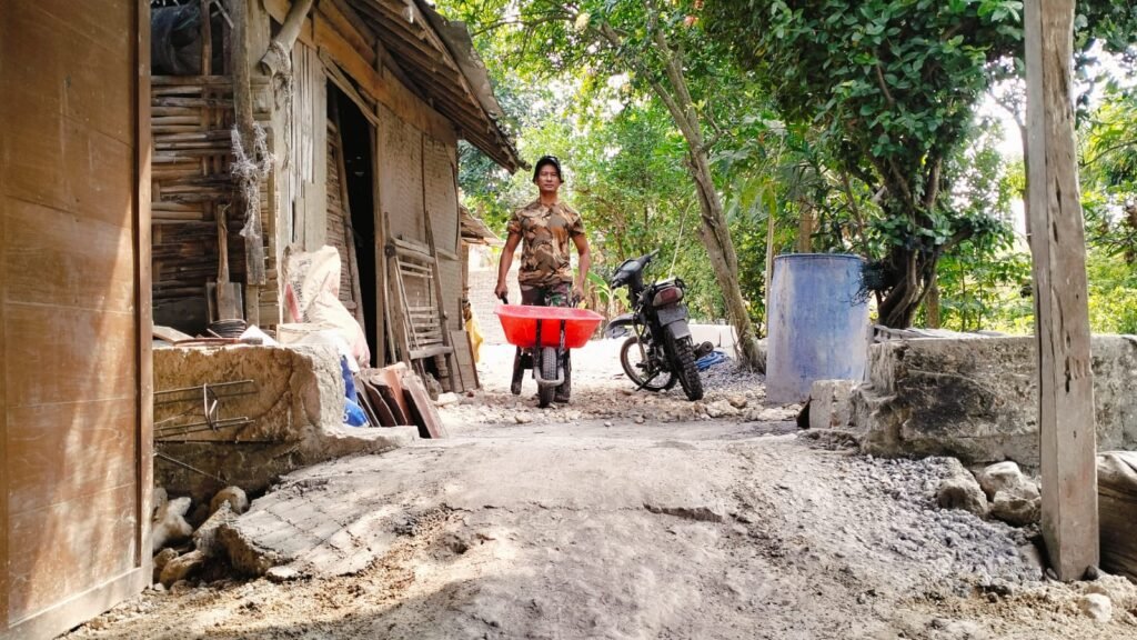 Kejar Target Penutupan, Satgas TMMD 129 Kebut Pengerjaan RTLH Ibu Sumiatun di Dusun Bakon