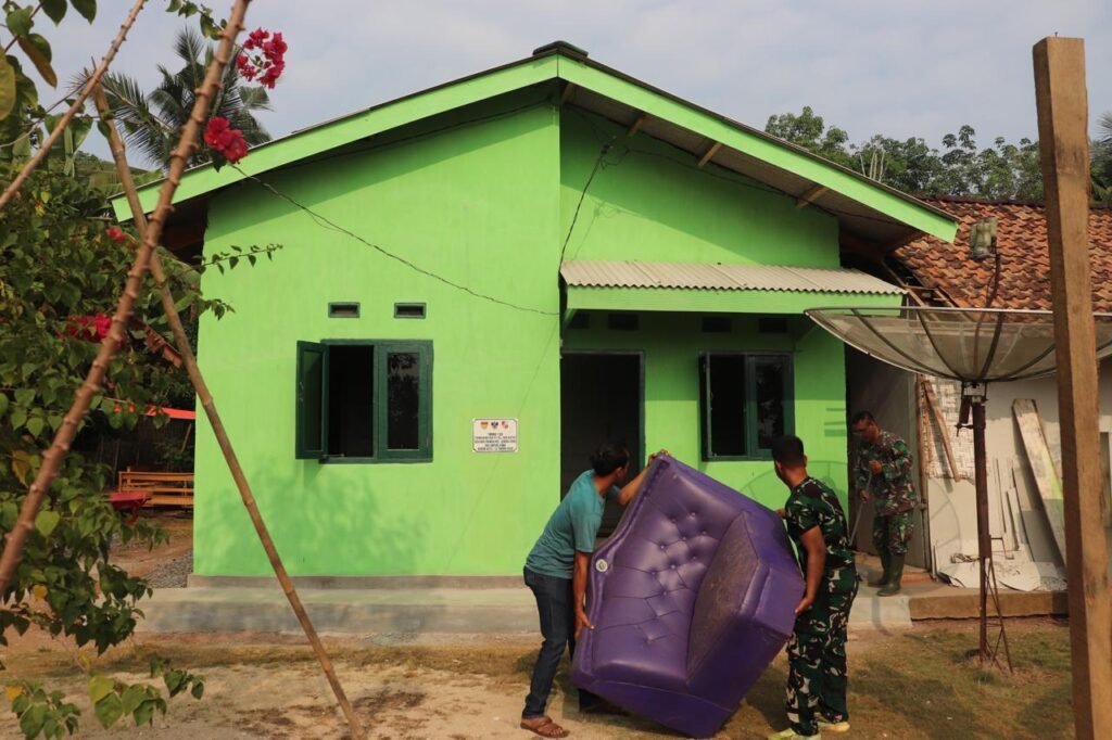 Penataan Rumah Bu Sri Astuti oleh Satgas TMMD ke-129 Bersama Masyarakat Penataan Rumah Bu Sri Astuti oleh Satgas TMMD ke-129 Bersama Masyarakat