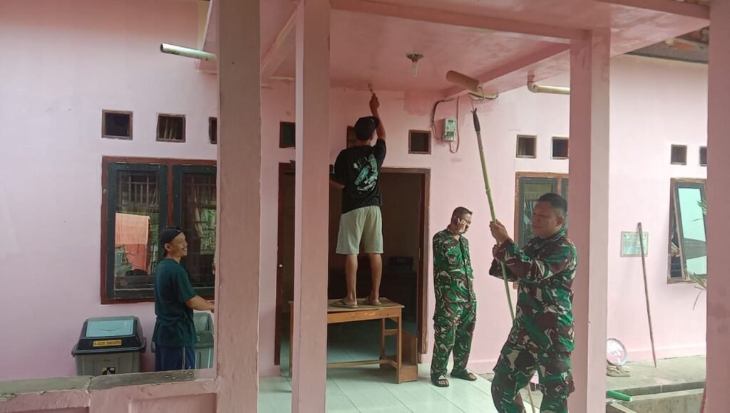 Kegiatan Pengecatan Kantor Desa Sebagai Perwujudan Sinergi TNI dan Warga dalam Menyambut HUT RI Kegiatan Pengecatan Kantor Desa Sebagai Perwujudan Sinergi TNI dan Warga dalam Menyambut HUT RI
