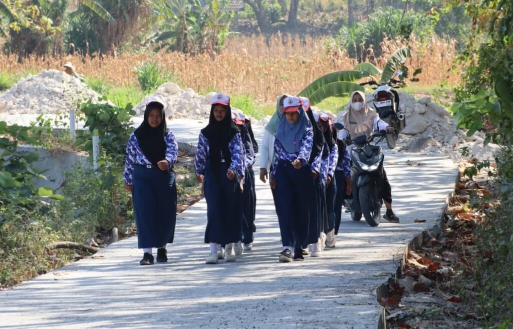 Derap Langkah Patriot Muda di Lintas Beton Kesongo: Pembuktian Sinergi TNI-Rakyat Lewat TMMD 129 Bojonegoro Derap Langkah Patriot Muda di Lintas Beton Kesongo: Pembuktian Sinergi TNI-Rakyat Lewat TMMD 129 Bojonegoro