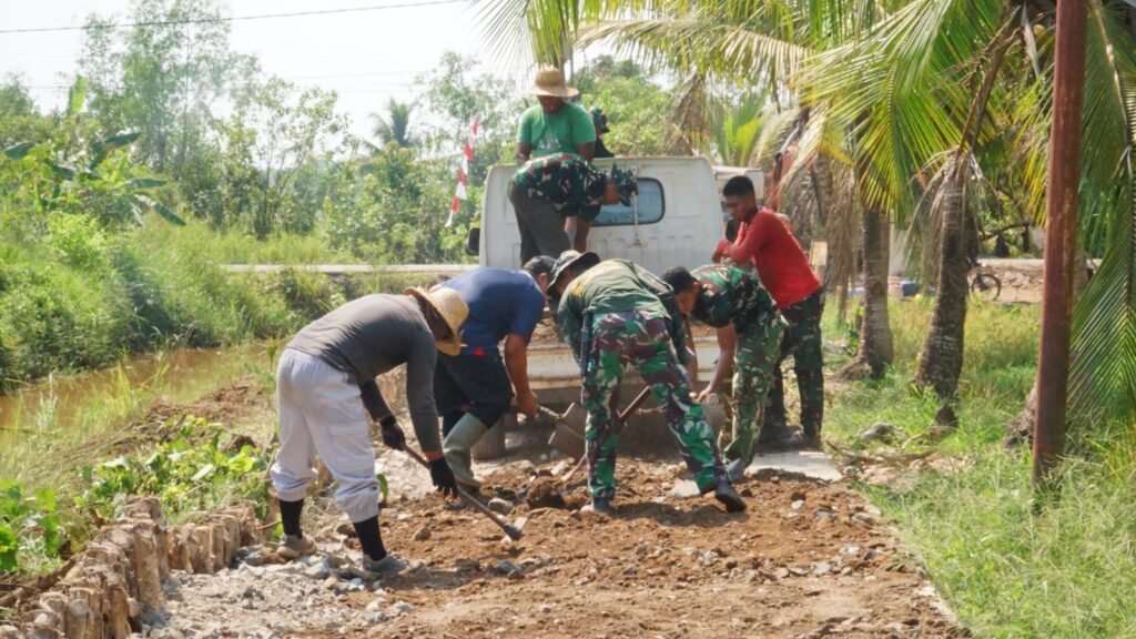 Gotong Royong Satgas TMMD dan Warga, Badan Jalan Bandar Raya Makin Kokoh Gotong Royong Satgas TMMD dan Warga, Badan Jalan Bandar Raya Makin Kokoh