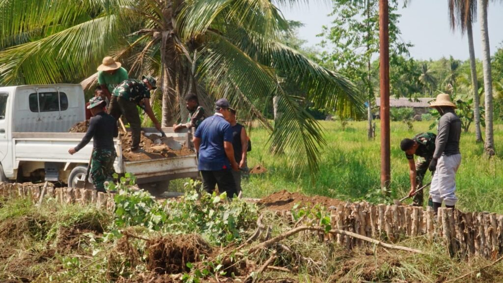 Gotong Royong Satgas TMMD dan Warga, Wujud Nyata Kebersamaan Membangun Desa Gotong Royong Satgas TMMD dan Warga, Wujud Nyata Kebersamaan Membangun Desa