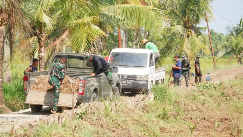 Sinergi TNI dan Masyarakat Percepat Pembangunan Jalan Desa Bandar Raya Sinergi TNI dan Masyarakat Percepat Pembangunan Jalan Desa Bandar Raya