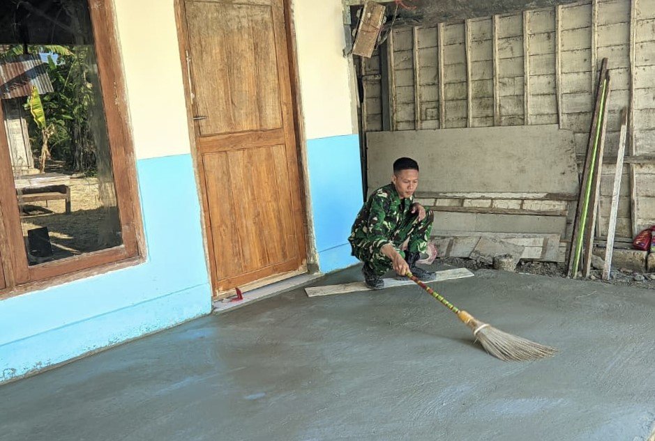 Ketelitian Demi Kualitas: Satgas TMMD 129 Bojonegoro Sulap Sapu Lidi Jadi Tekstur Lantai Aman dan Rapi Ketelitian Demi Kualitas: Satgas TMMD 129 Bojonegoro Sulap Sapu Lidi Jadi Tekstur Lantai Aman dan Rapi