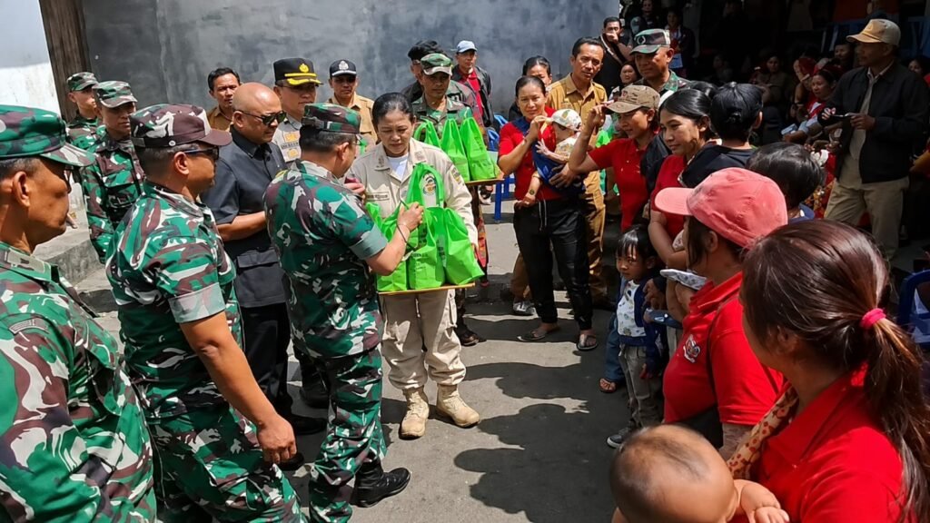 Katim Wasev TMMD ke-129 Tinjau Posyandu Balita dan Serahkan Paket Nutrisi Katim Wasev TMMD ke-129 Tinjau Posyandu Balita dan Serahkan Paket Nutrisi