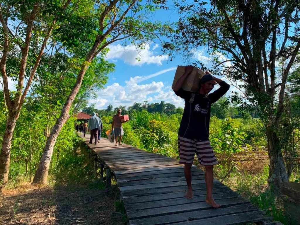 Tak Kenal Medan, Satgas TMMD Tetap Semangat Distribusikan Material Lewat Sungai Tak Kenal Medan, Satgas TMMD Tetap Semangat Distribusikan Material Lewat Sungai