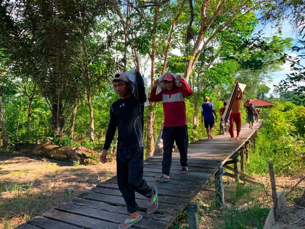 Kekompakan Jadi Kunci, Satgas TMMD Kodim 1206/Putussibau Kompak Muat Material ke Perahu Kekompakan Jadi Kunci, Satgas TMMD Kodim 1206/Putussibau Kompak Muat Material ke Perahu